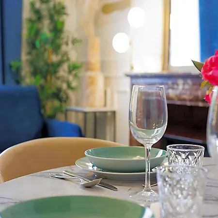 Hotel Chic And Refined Apartment. Parijs