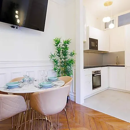 Chic And Refined Apartment. Parijs