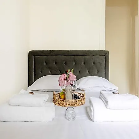 Hotel Chic And Refined Apartment.
